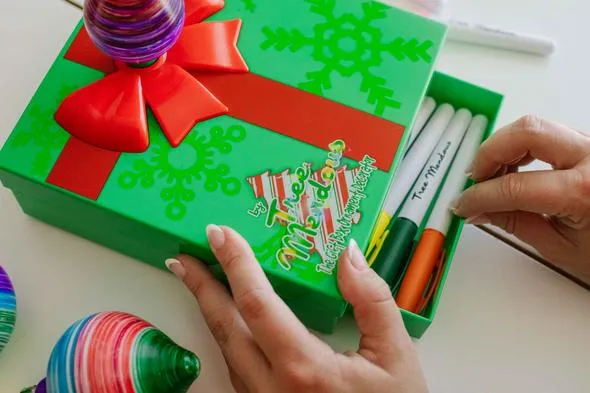 TreeMendous Gift Box Ornament Decorator
